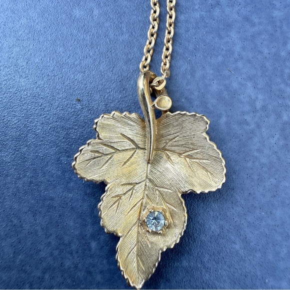 Avon Gold Leaf Necklace with Crystal Accent - Picture 12 of 14